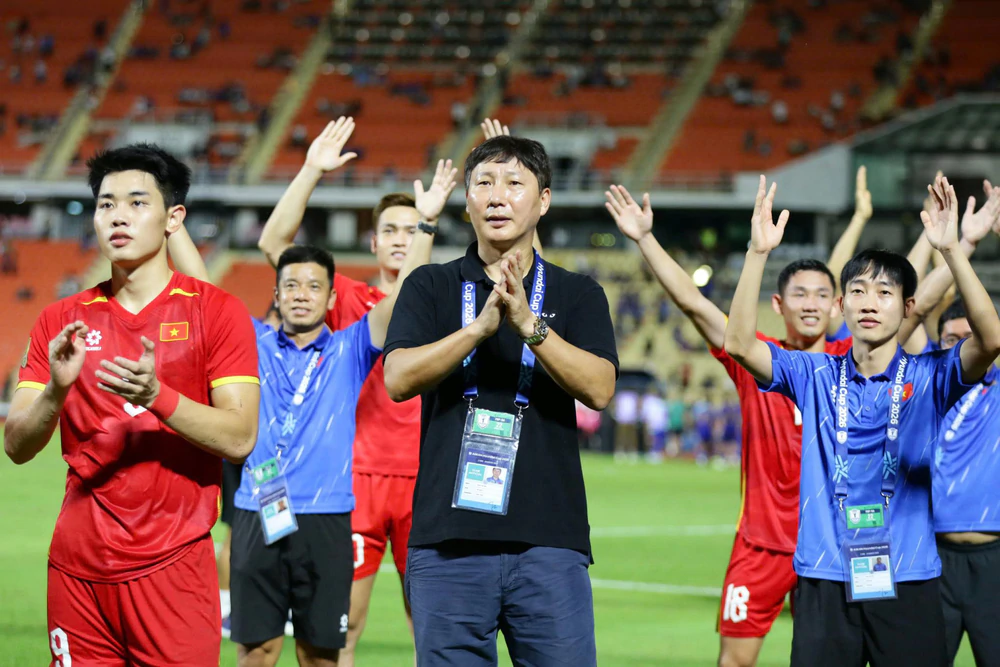 Báo Hàn Quốc: 'Không có HLV Kim Sang Sik U23 Việt Nam yếu đi' - Ảnh 1. Báo Hàn Quốc: 'Không có HLV Kim Sang Sik U23 Việt Nam yếu đi' - Ảnh 1.