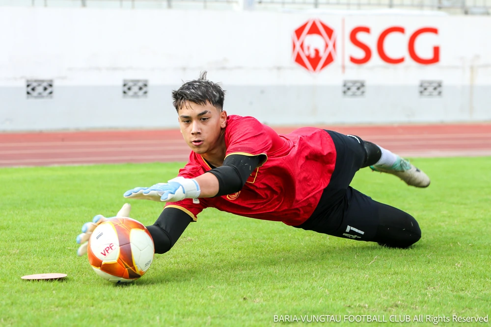 U19 Việt Nam sàng lọc lực lượng, bổ sung gấp thủ môn Việt kiều - Ảnh 1.