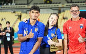 Madam Pang announces a bonus of nearly 2 billion for the Thai national team if they top the group.