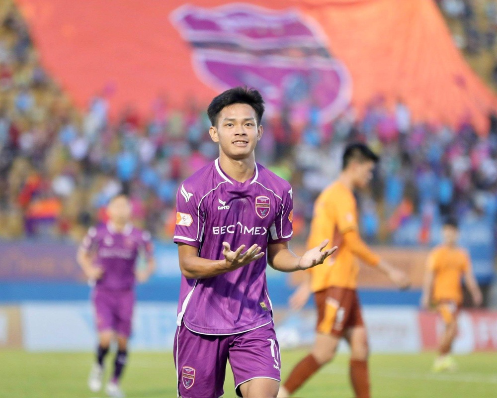 Tiền đạo U23 Việt Nam xin lỗi người hâm mộ vì Becamex TP.HCM xuống hạng - Ảnh 2. Tiền đạo U23 Việt Nam xin lỗi người hâm mộ vì Becamex TP.HCM xuống hạng - Ảnh 2.