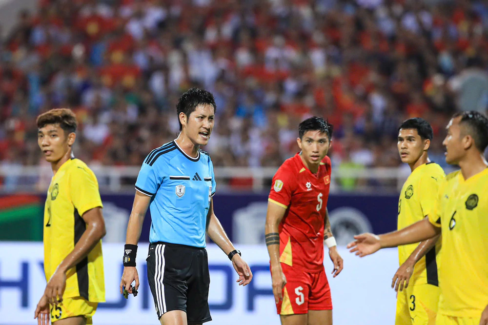 Vì sao trọng tài liên tục nghe VAR ở trận Việt Nam - Malaysia? - Ảnh 1. Vì sao trọng tài liên tục nghe VAR ở trận Việt Nam - Malaysia? - Ảnh 1.
