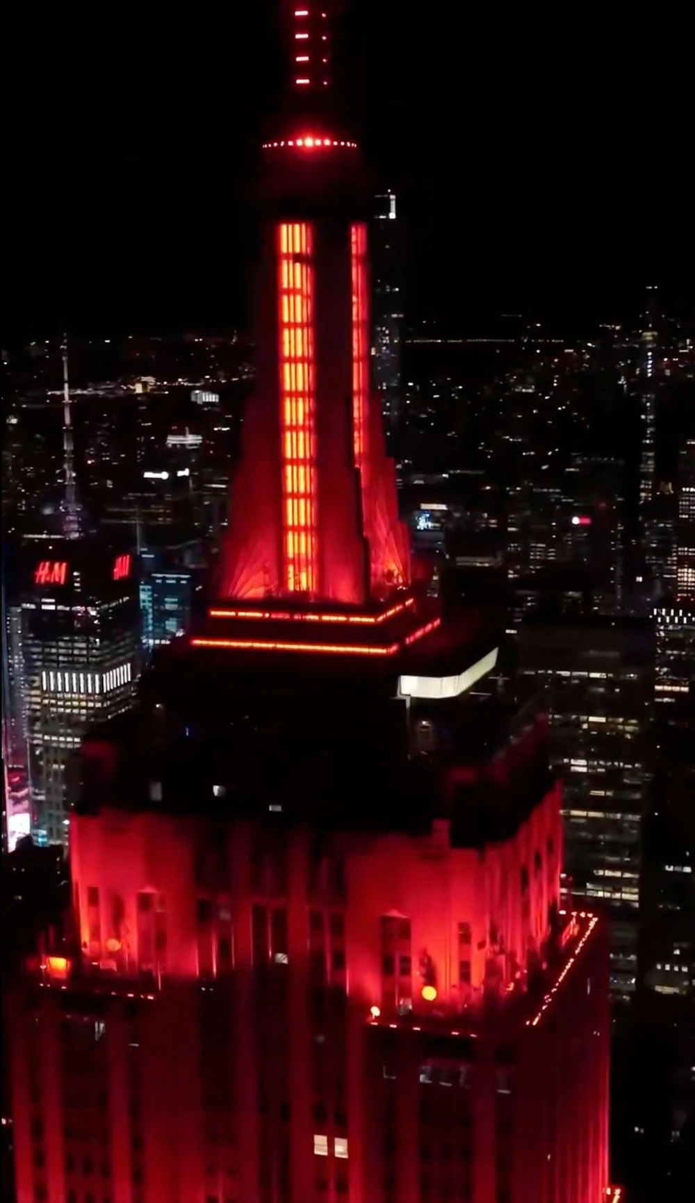 Liverpool ra mắt áo sân khách mới, tòa nhà biểu tượng của New York rực đỏ để chào mừng - Ảnh 3. Liverpool ra mắt áo sân khách mới, tòa nhà biểu tượng của New York rực đỏ để chào mừng - Ảnh 3.
