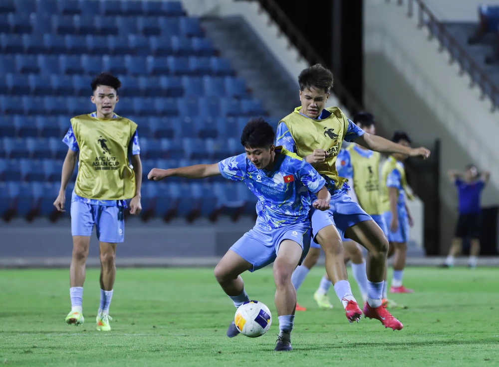 HLV U17 Việt Nam 'truyền lửa' cho các học trò - Ảnh 2. HLV U17 Việt Nam 'truyền lửa' cho các học trò - Ảnh 2.