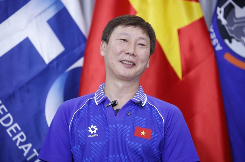 Southeast Asian fans collectively react as Coach Kim Sang Sik extends his contract with Vietnam