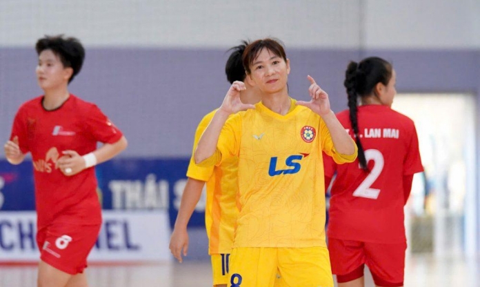 Thùy Trang, Tuyết Dung cùng ghi bàn khi đối đầu ở sân futsal