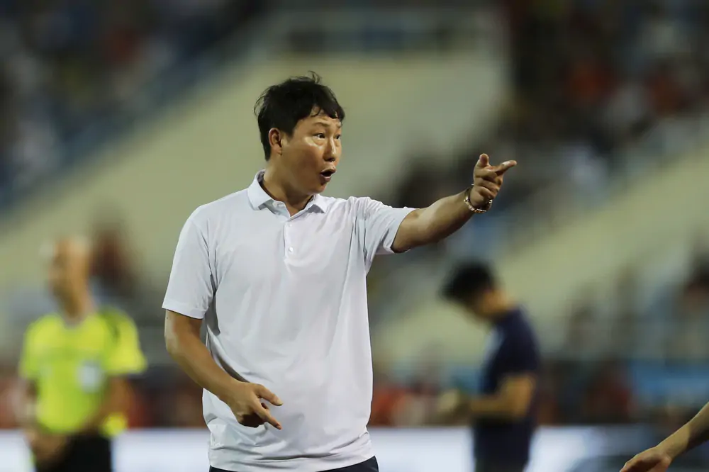 Vòng bảng Asean Cup 2026: HLV Kim Sang Sik và cuộc cải tổ không tiếng động - Ảnh 1. Vòng bảng Asean Cup 2026: HLV Kim Sang Sik và cuộc cải tổ không tiếng động - Ảnh 1.