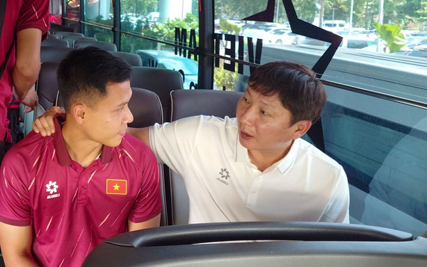 The Vietnam national team returned home, and coach Kim Sang Sik bid farewell to Ngoc Bao