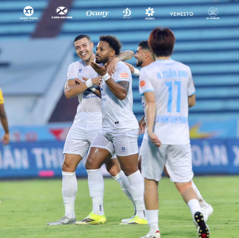 Xuân Son lập hat-trick ở vòng áp chót V-League, trong đó có siêu phẩm móc bóng - Ảnh 4. Xuân Son lập hat-trick ở vòng áp chót V-League, trong đó có siêu phẩm móc bóng - Ảnh 4.