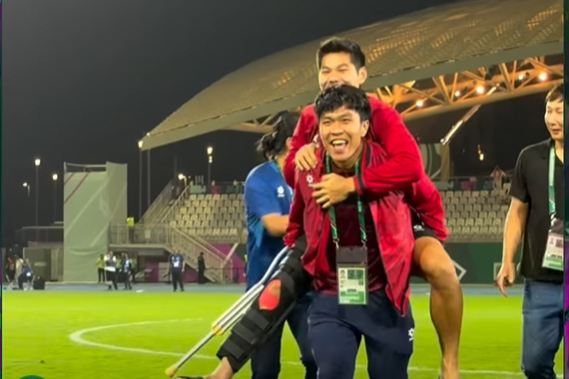 Sốt: Hình ảnh Lý Đức cõng Hiểu Minh xuống sân ăn mừng U23 Việt Nam đả bại Hàn Quốc