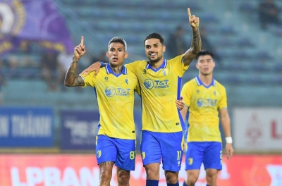 Hoàng Hên shines, Hanoi defeats Becamex TP.HCM in a six-goal match