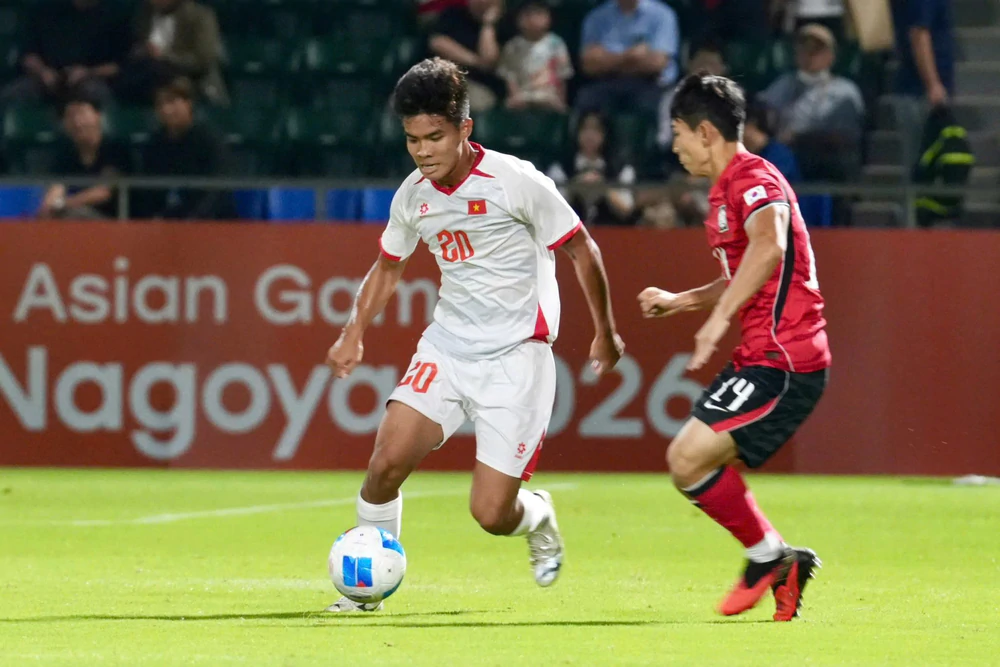 HLV Đinh Hồng Vinh: 'ASIAD là hành trang quý cho U23 Việt Nam' - Ảnh 2. HLV Đinh Hồng Vinh: 'ASIAD là hành trang quý cho U23 Việt Nam' - Ảnh 2.