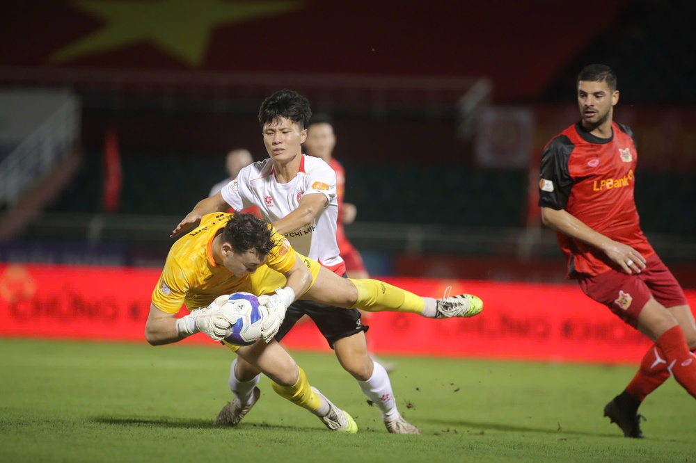 Đội tuyển Việt Nam thừa thủ môn giỏi, thiếu tiền đạo hay - Ảnh 1.