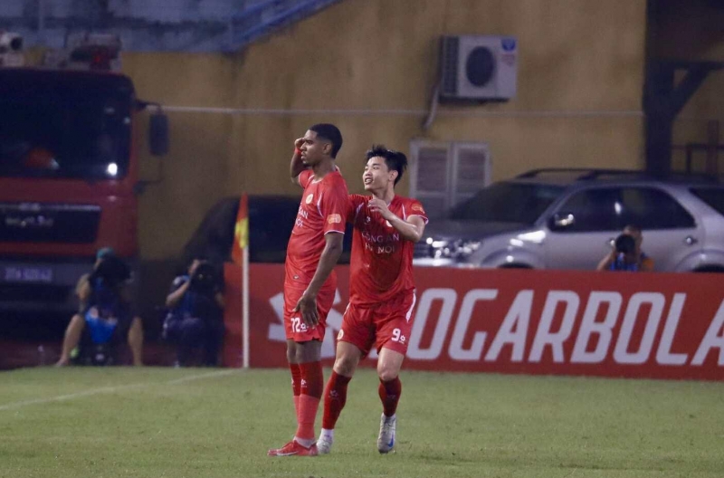 Thành Chung repeatedly made mistakes, leading to Hanoi&#39;s heavy 2-4 defeat against CAHN