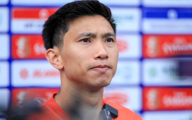 Coach Kim Sang Sik refrains from recruiting new players, while Van Hau is determined to conquer the ASEAN Cup alongside the Vietnamese national team.