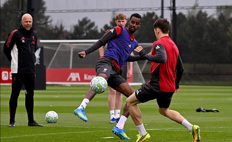 Liverpool nhận cú sốc trước đại chiến MU tại Old Trafford - Ảnh 1.