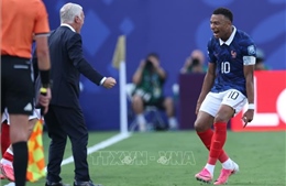 While the International Federation of Football (FIFA) asserts that halftime breaks for water replenishment are intended to protect players' health, many national team coaches have been using this time as a "golden opportunity" to adjust tactics and change the course of the match. {[:1]} French forward Kylian Mbappe (right) celebrates with coach Didier Deschamps after scoring the opening goal for his team in the match against Sweden at the New Jersey stadium (USA) on June 30, 2026. Illustration photo: THX/TTXVN {[:2]} A reporter for the Vietnam News Agency (TTXVN) in Europe cited new regulations, stating that matches are essentially divided into four quarters, each lasting about 22 minutes, with short breaks between quarters. French coach Didier Deschamps believes this change benefits the coaching staff, as even a few minutes of break can help turn the game around. However, he admits that teams currently dominating the field usually do not want these stoppages. {[:3]} Portugal coach Roberto Martinez also emphasized that within just about 3 minutes of break, teams can make important tactical adjustments, thereby changing their approach to the match. {[:4]} In a pre-tournament friendly against Senegal, US coach Mauricio Pochettino had his players gather to watch video analysis on the field during the break, instead of just receiving verbal instructions. This is an increasingly common trend in modern football, where visual data is directly used for tactical adjustments during the match. {[:5]} In practice, some matches have shown the clear effectiveness of adjustments made during the break. In a 4-1 victory over Bosnia &amp; Herzegovina, Swiss coach Murat Yakin made a series of personnel changes immediately after the halftime break, bringing in high-speed attacking players, which created a significant difference in the second half. {[:6]} <iframe src="https://www.googletagmanager.com/ns.html?id=GTM-W854LW6F"height="0" width="0" ></iframe> {[:7]} After the match, Yakin stated that the adjustments made before the opponent could adapt provided a clear tactical advantage, allowing the team to exploit space on the flanks and create more opportunities. Previously, Switzerland struggled against the opponent's tight pressing and blocking of the top line. {[:8]} Argentina coach Lionel Scaloni acknowledges that the breaks can benefit weaker teams by giving them more time to adjust, but also admits that strong teams can similarly use this time to correct mistakes. He believes that adapting to the new match structure is a significant challenge for the 2026 World Cup. {[:9]}</think>