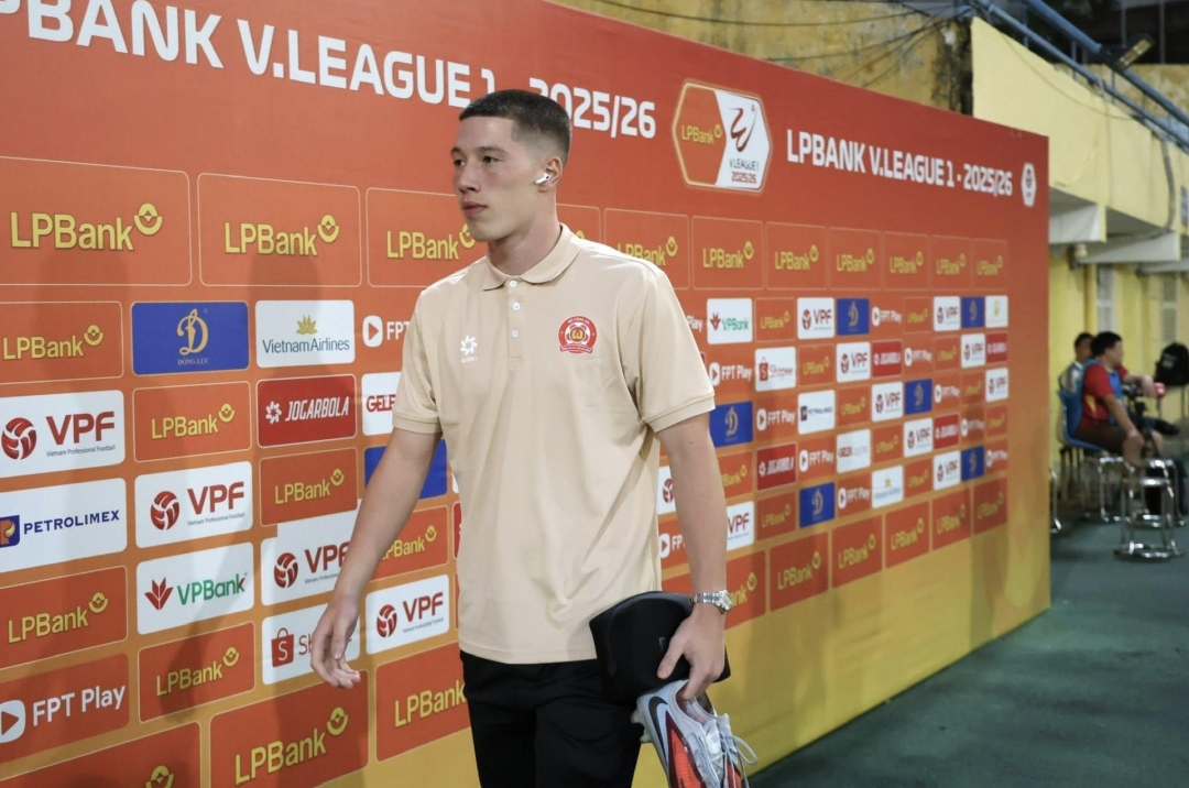 The 1.90m tall Vietnamese-British striker continues to start in the V-League