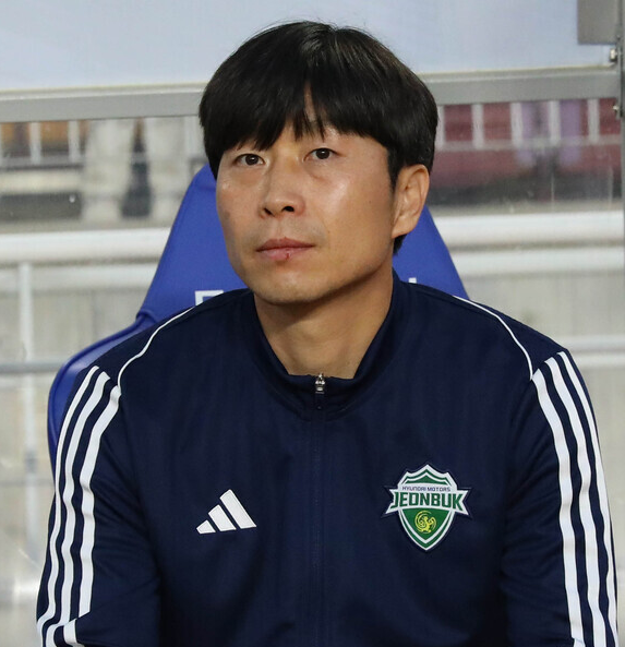 Cựu tuyển thủ Hàn Quốc Kim Do Heon gia nhập ban huấn luyện đội tuyển Việt Nam - Ảnh 1. Cựu tuyển thủ Hàn Quốc Kim Do Heon gia nhập ban huấn luyện đội tuyển Việt Nam - Ảnh 1.