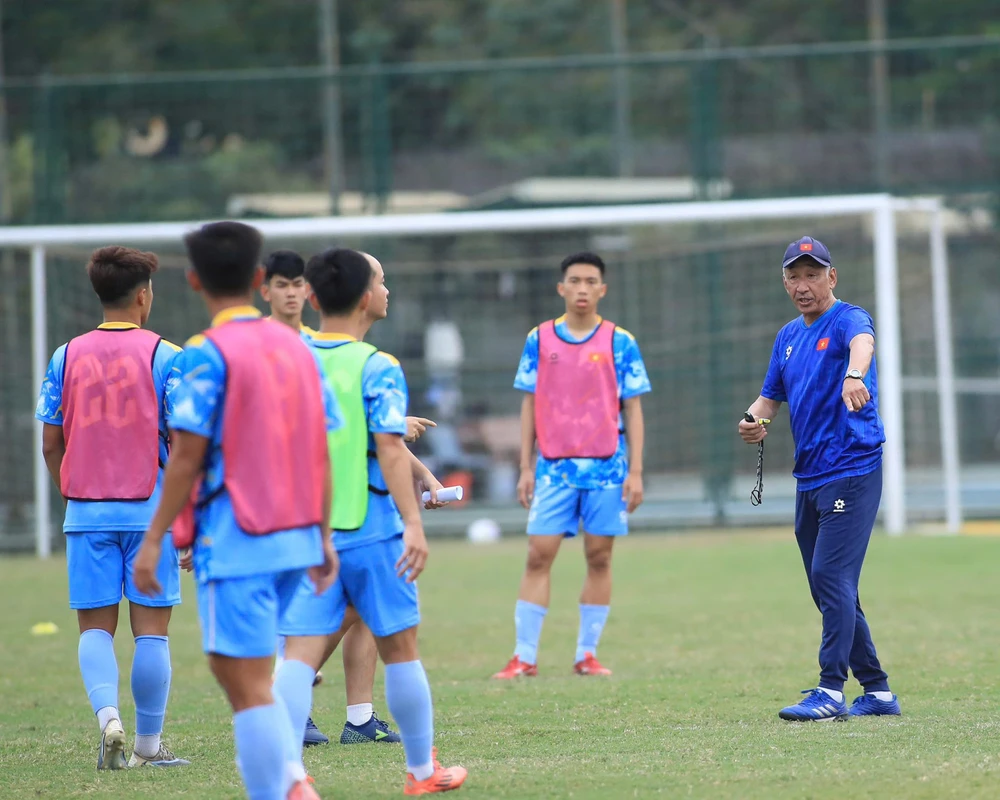 U19 Việt Nam sàng lọc lực lượng, bổ sung gấp thủ môn Việt kiều - Ảnh 2.
