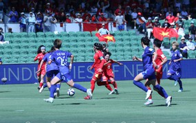 Bích Thùy is sad because she failed to complete the task.