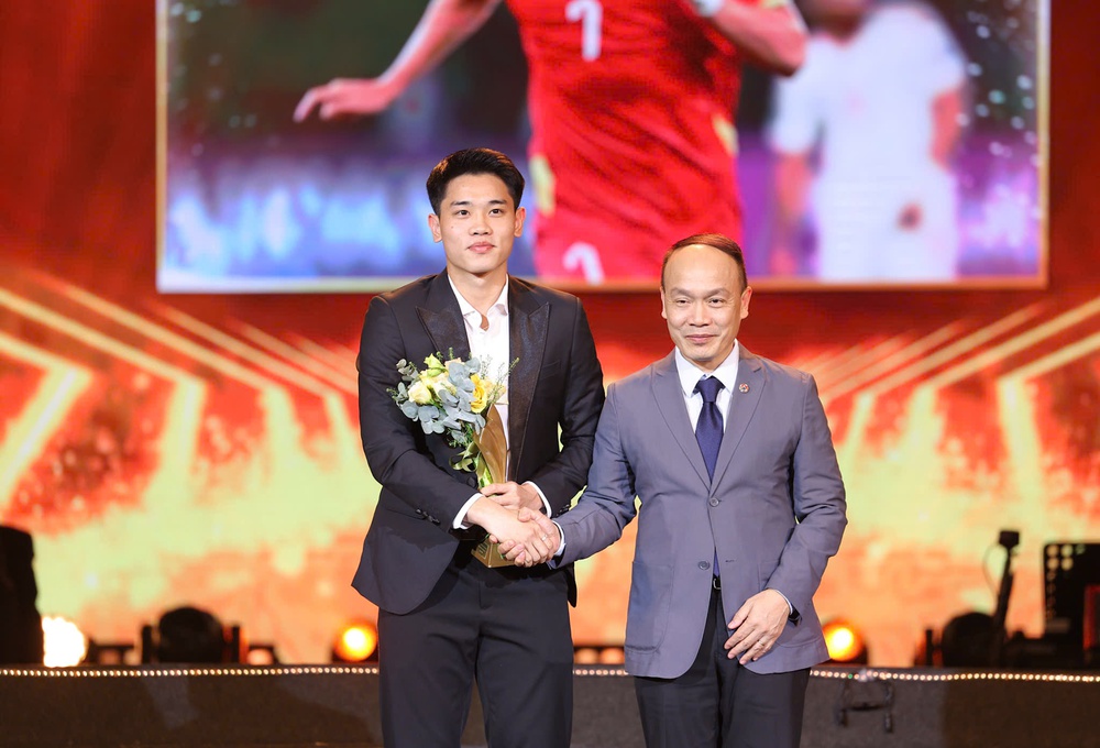 Đình Bắc xúc động nhận Gương mặt trẻ Thể thao của năm giải cống hiến - Ảnh 2.