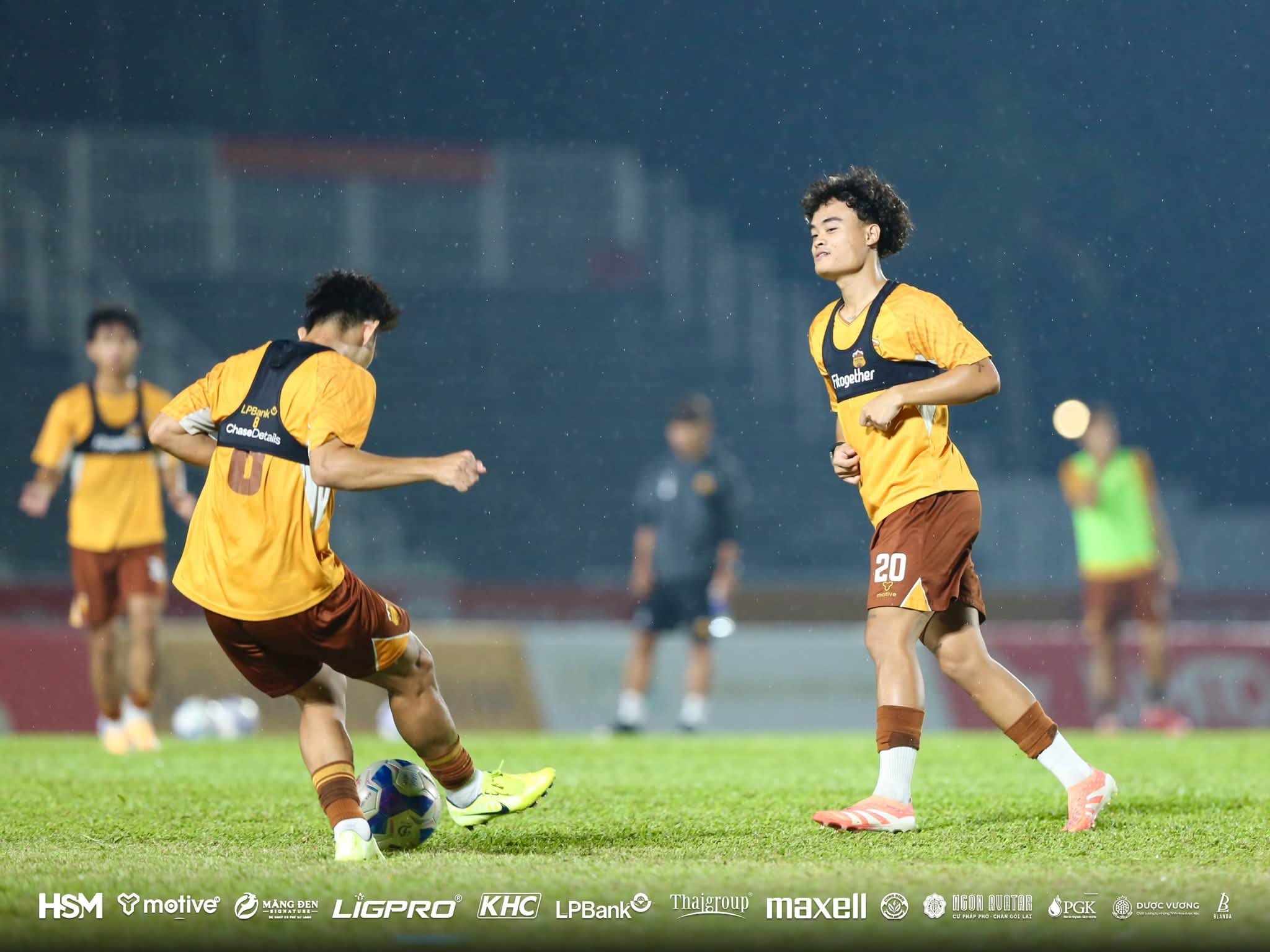 Tin nóng bóng đá Việt hôm nay 30/10: V-League điều chỉnh lịch thi đấu vì U23 Việt Nam; U19 Việt Nam có 3 cầu thủ 16 tuổi - Ảnh 1.