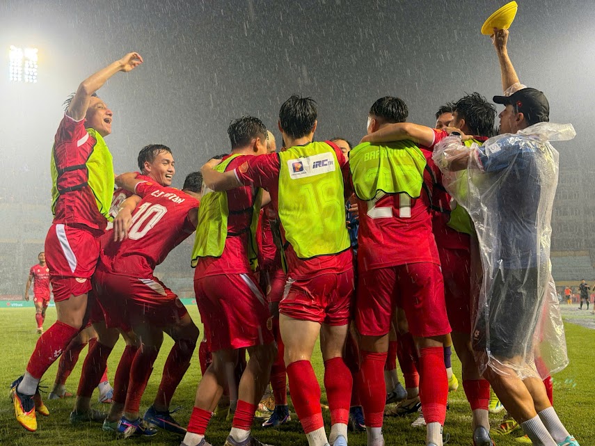 CAHN vô địch V-League sớm sau khi đánh bại Thanh Hóa 1-0. Ảnh: Hoàng Linh CAHN vô địch V-League sớm sau khi đánh bại Thanh Hóa 1-0. Ảnh: Hoàng Linh