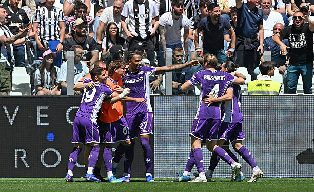 Juventus lại tự đẩy mình vào thế khó sau thất bại 0-2 trước Fiorentina ngay tại Allianz Stadium. Trận thua này chấm dứt chuỗi 10 trận bất bại của “Lão phu nhân” ở Serie A và khiến họ rơi khỏi top 4 Juventus lại tự đẩy mình vào thế khó sau thất bại 0-2 trước Fiorentina ngay tại Allianz Stadium. Trận thua này chấm dứt chuỗi 10 trận bất bại của “Lão phu nhân” ở Serie A và khiến họ rơi khỏi top 4