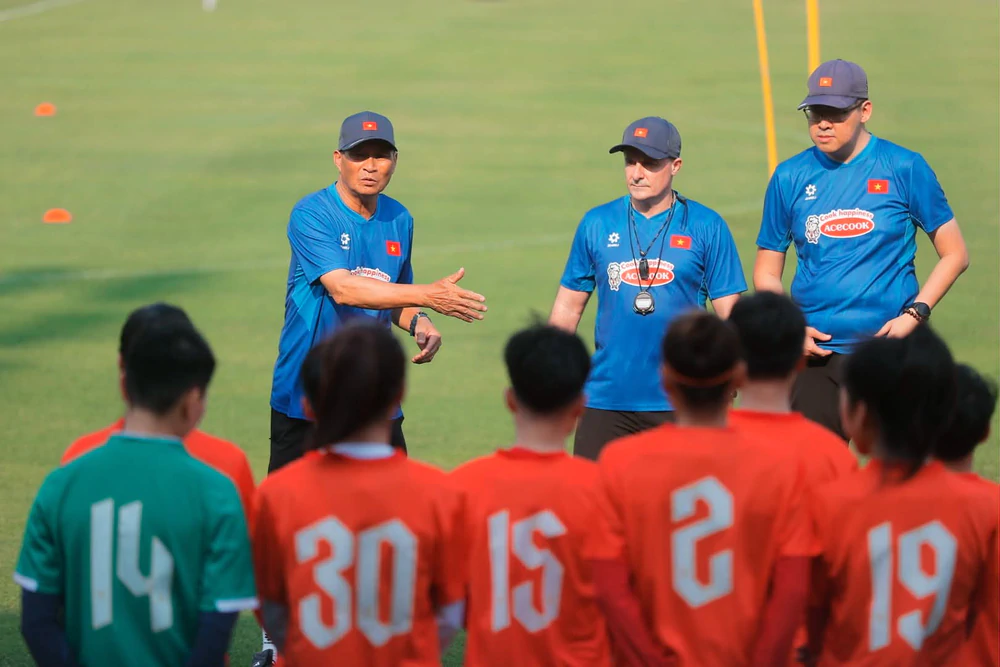 HLV Mai Đức Chung vinh dự khi được vinh danh Công dân Thủ đô ưu tú năm 2026 - Ảnh 2. HLV Mai Đức Chung vinh dự khi được vinh danh Công dân Thủ đô ưu tú năm 2026 - Ảnh 2.