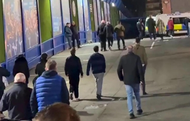 Chelsea fans turn away from the team just 14 minutes into the match against PSG.