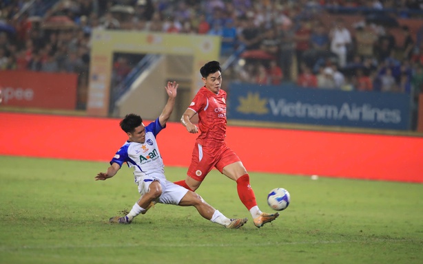 Dinh Bac and Hoang Duc 'heat up' the race for the V-League scoring king.