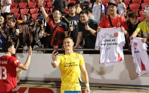 Goalkeeper Le Giang reassures himself