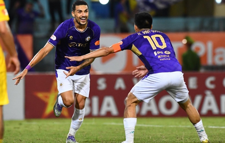 Hoàng Hên mentioned coach Kim Sang Sik after scoring a brace