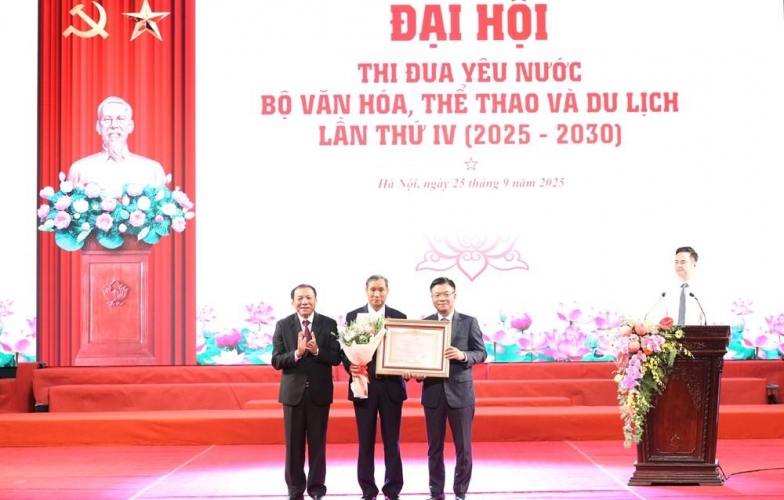 Coach Mai Đức Chung awarded the title of Labor Hero