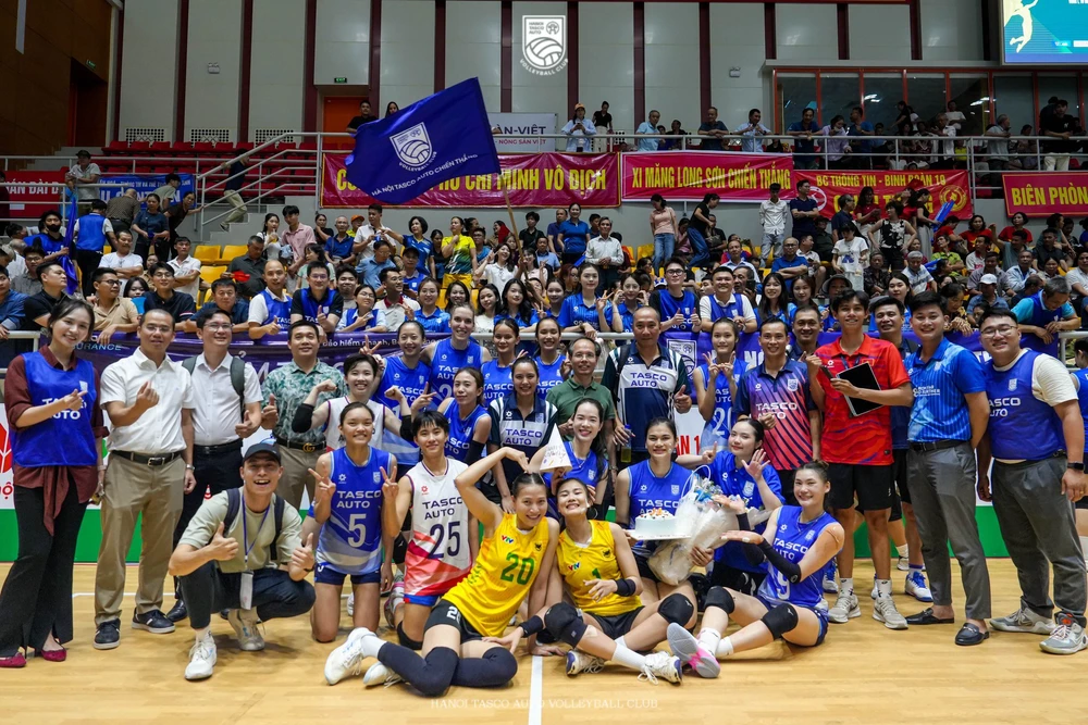 Tuyển thủ bóng chuyền nữ Việt Nam đón tuổi 24 ngay trên sân, thành viên đội đối thủ cũng tới chung vui - Ảnh 1.