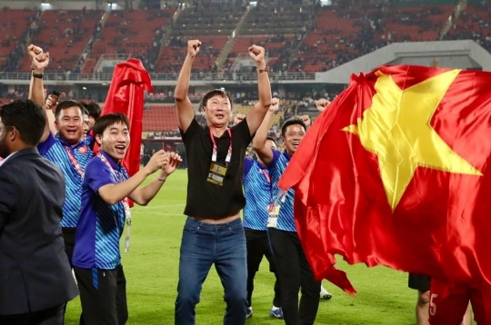 Southeast Asian fans have collectively stirred excitement over Vietnam's nearly 2-meter-tall 'monster' defender.