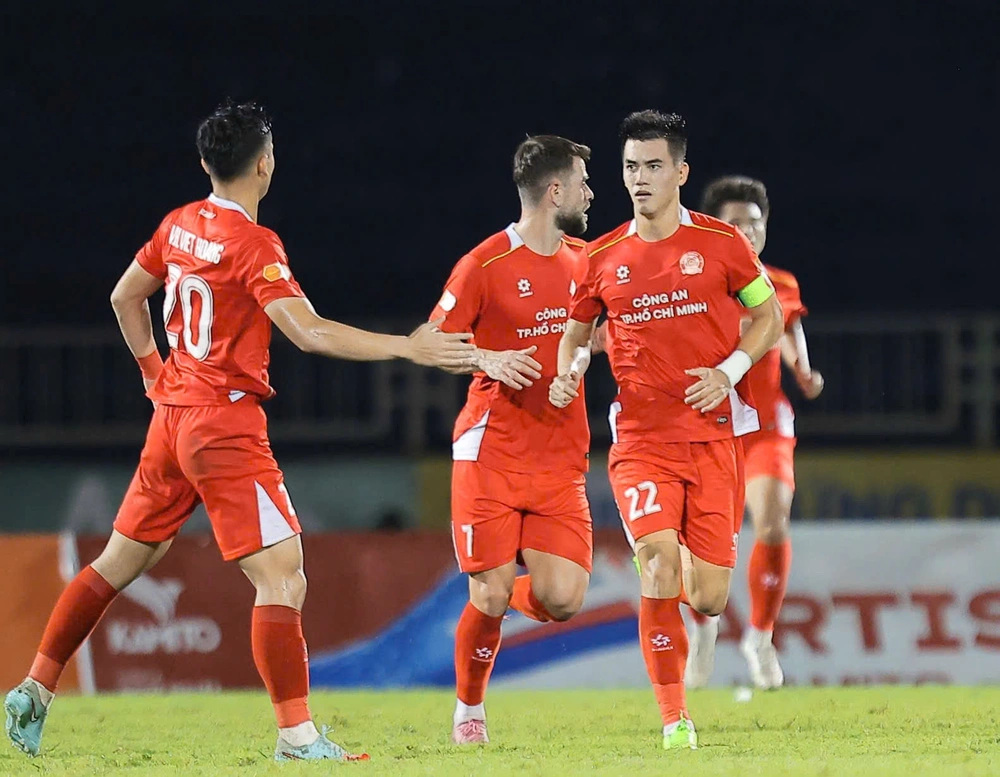 V-League còn nóng ba cuộc đua cuối mùa: Top 3, top 5 và cuộc chiến trụ hạng - Ảnh 3. V-League còn nóng ba cuộc đua cuối mùa: Top 3, top 5 và cuộc chiến trụ hạng - Ảnh 3.