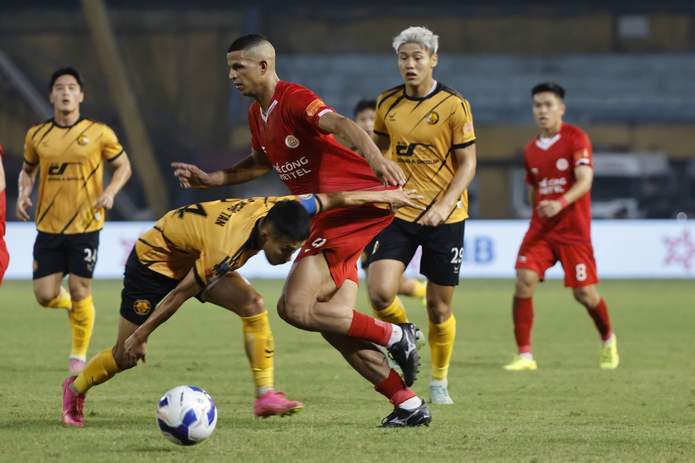 Những chiếc thẻ phạt kể chuyện V-League - Ảnh 1. Những chiếc thẻ phạt kể chuyện V-League - Ảnh 1.