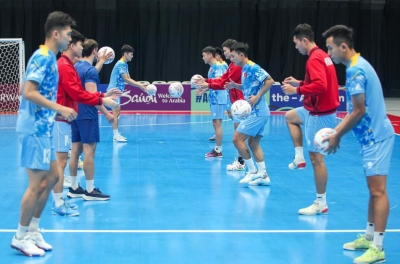 Vietnam's futsal team trains on the match court for the quarterfinals