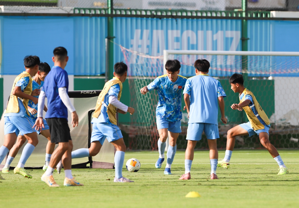 HLV Roland: 'Cầu thủ U17 Việt Nam đang tự tin' - Ảnh 2.