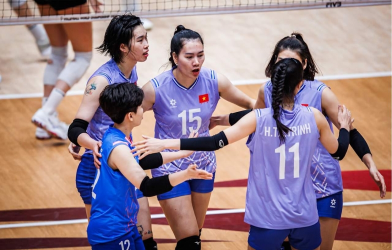 The Vietnam women's volleyball team is actively refining their playing style.