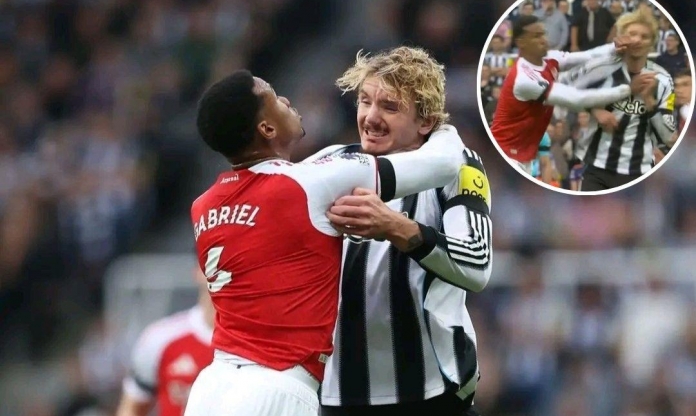 Trung vệ Arsenal thoát thẻ đỏ khó tin khi đấm thẳng mặt đối thủ