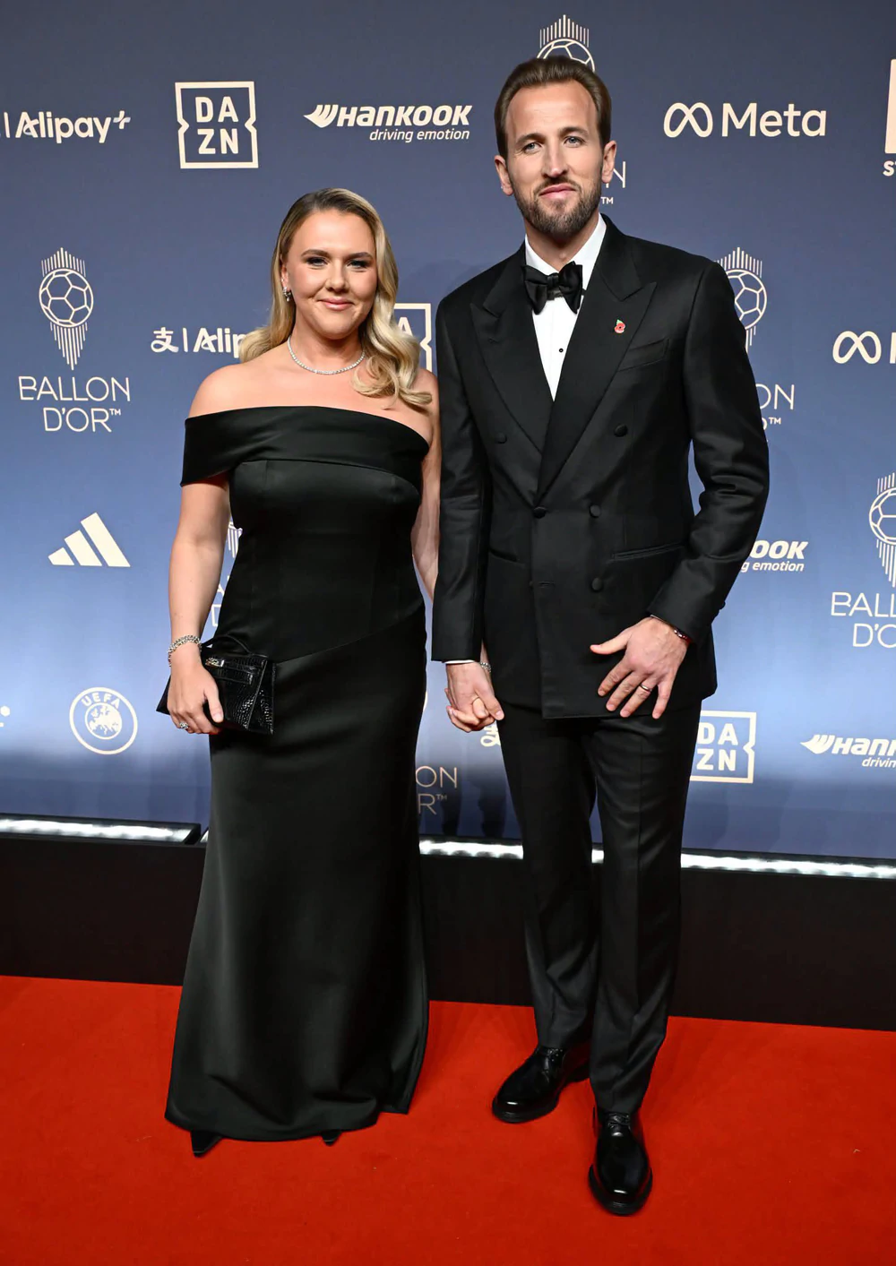 Harry Kane gửi thông điệp xúc động tới vợ khi giành Quả bóng Vàng 2026 - Ảnh 1.