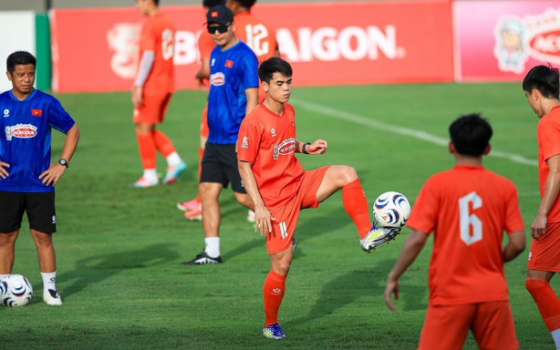 Khuất Văn Khang also leaves the Vietnam national team, Coach Kim Sang Sik urgently calls up Gia Bảo