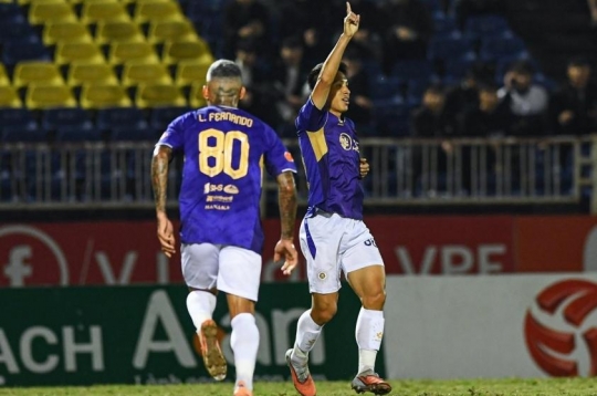 Hùng Dũng received the first red card of his career