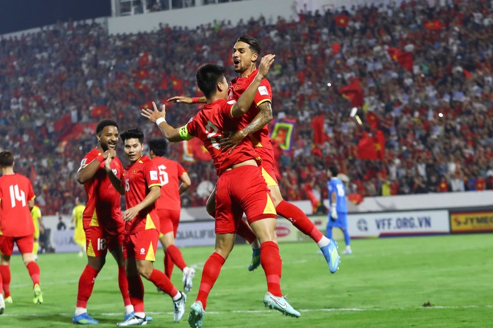 AFC xử phạt bóng đá Việt Nam hơn 160 triệu đồng vì vi phạm ở trận thắng 3-1 ĐT Malaysia - Ảnh 1. AFC xử phạt bóng đá Việt Nam hơn 160 triệu đồng vì vi phạm ở trận thắng 3-1 ĐT Malaysia - Ảnh 1.