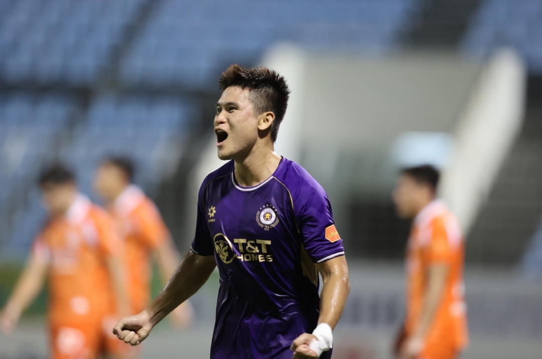 Tuấn Hải aims to score against the Nepal national team