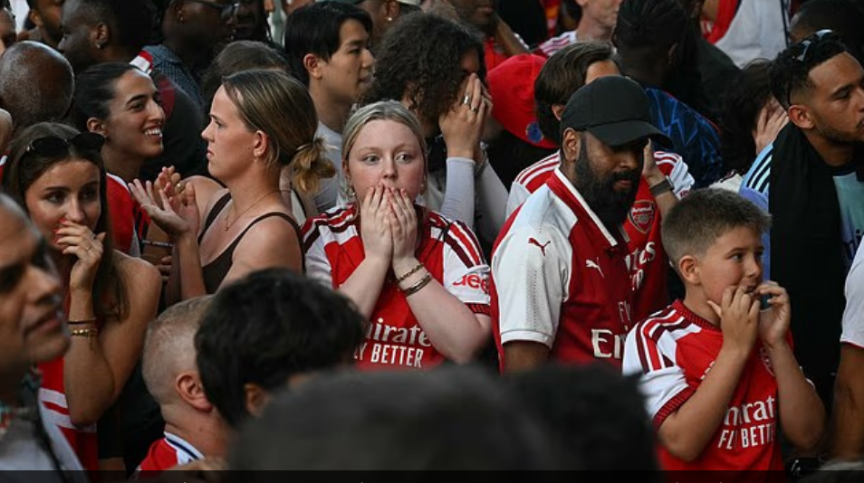 Cầu thủ và CĐV Arsenal đau đớn sau thất bại nghiệt ngã trước PSG ở chung kết Champions League - Ảnh 4. Cầu thủ và CĐV Arsenal đau đớn sau thất bại nghiệt ngã trước PSG ở chung kết Champions League - Ảnh 4.