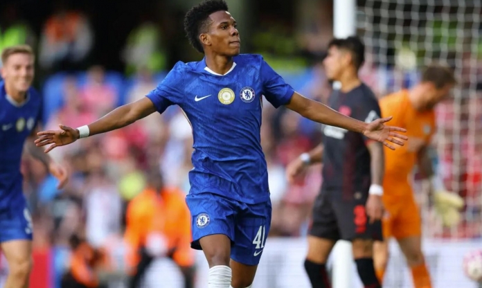 Thần đồng Estevao đi vào lịch sử ở tuổi 18