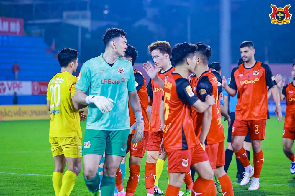 Tin nóng bóng đá Việt hôm nay 22/3: Văn Lâm, Hoàng Đức tập trung đội tuyển Việt Nam; Xuân Son chấn thương không nghiêm trọng - Ảnh 1. Tin nóng bóng đá Việt hôm nay 22/3: Văn Lâm, Hoàng Đức tập trung đội tuyển Việt Nam; Xuân Son chấn thương không nghiêm trọng - Ảnh 1.